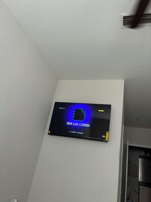 Interior - Cozy 2-bedroom apartment and 4min walking distance to Mercedes-Benz Stadium (Atlanta)