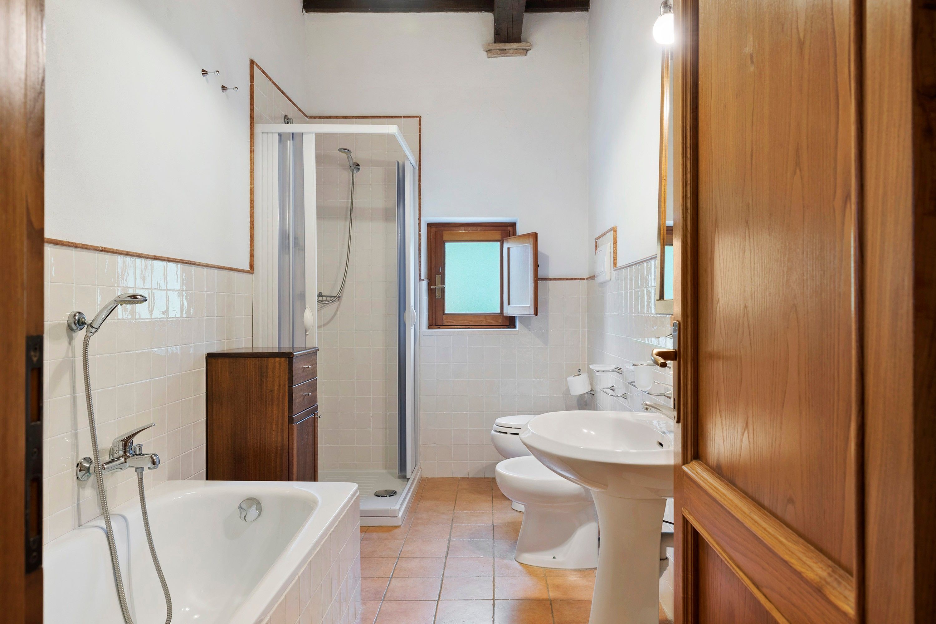 Een douche, een haardroger, handdoeken