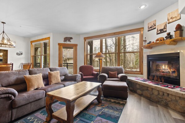 Smart TV, fireplace, table football, ping pong - Hot Tub • Walk to Lifts/Town • Classic Colorado Ski Retreat (Breckenridge)