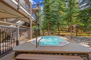 Outdoor spa tub - Hot Tub • Walk to Lifts/Town • Classic Colorado Ski Retreat (Breckenridge)