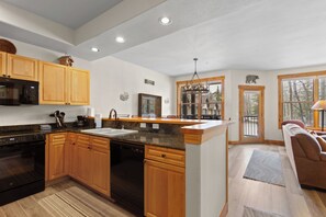 Fridge, microwave, oven, stovetop - Hot Tub • Walk to Lifts/Town • Classic Colorado Ski Retreat (Breckenridge)