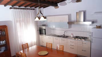 Macchina per tè/caffè, frigorifero, forno, piano cottura