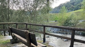 Un banc en bois avec une rambarde en métal, situé dans un parc.