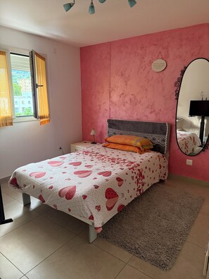 1 bedroom, WiFi, bed sheets - Cozy room in a new apartment, a 14-minute bus ride from Lugano city center. (Lugano)