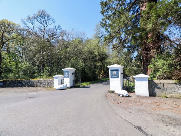 Ein verschlossenes Tor zu einem Anwesen, mit einem Schild, das angibt, dass es sich um den Buchan-Carlie Golf Club handelt.