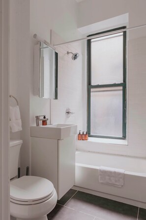 Douche, sèche-cheveux, shampoing