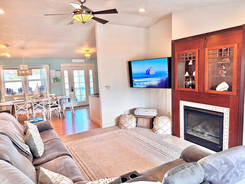 3 King Beds - Pool Table - Walk to the Beach Sleeps 8 - Pacific City, Oregon
