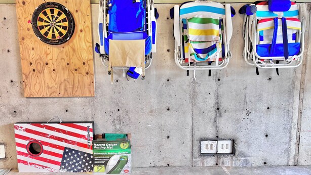 Un dardo, dos scooters de movilidad y una esterilla de seguridad con diseño de la bandera estadounidense.