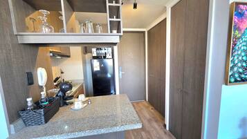 Apartamento executivo, sacada, vista para a montanha | Cozinha privada