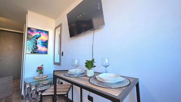 Apartamento executivo, sacada, vista para a montanha | Opções para refeição