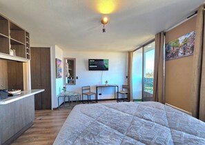 Executive Apartment, Balcony, Mountain View | Langsir/tirai gelap terus, seterika/papan seterika, Wi-fi percuma 