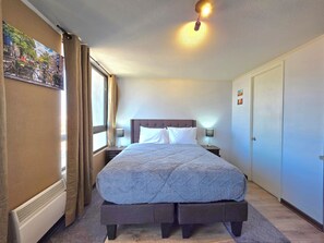 Executive Apartment, Balcony, Mountain View | Langsir/tirai gelap terus, seterika/papan seterika, Wi-fi percuma 