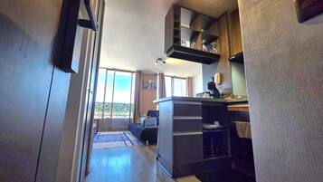 Apartamento executivo, sacada, vista para a montanha | Parte interna