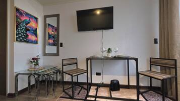 Executive Apartment, Balcony, Mountain View | Dining