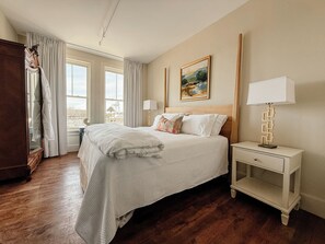 Comfort-huone, kaupunkinäköala | Työpöytä, kannettavalle tietokoneelle sopiva työtila
