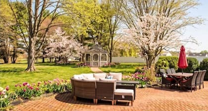 The Fitzgerald at The Manor on Rosedale Bed & Breakfast
