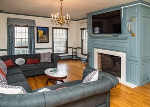 TV, fireplace, books, music library - The Fitzgerald at The Manor on Rosedale Bed & Breakfast  (Highspire)