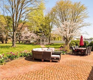 Outdoor dining - The Rowling at The Manor on  Rosedale Bed & Breakfast  (Highspire)