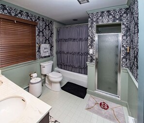 Hair dryer, towels, soap, shampoo - The Rowling at The Manor on  Rosedale Bed & Breakfast  (Highspire)