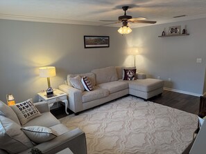 Smart TV - Charming 2-bedroom condo in relaxing Starkville neighborhood! Great location!! (Starkville)