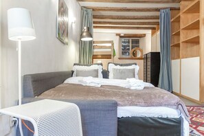Een strijkplank/strijkijzer, wifi, beddengoed