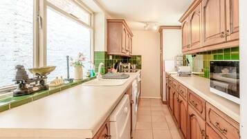 Dishwasher, cookware/dishes/utensils