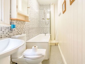 Un baño con inodoro, lavabo y bañera.
