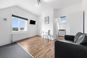 TV - Large Modern Leeds Stay w/8 Private Ensuite Rooms (West Yorkshire)