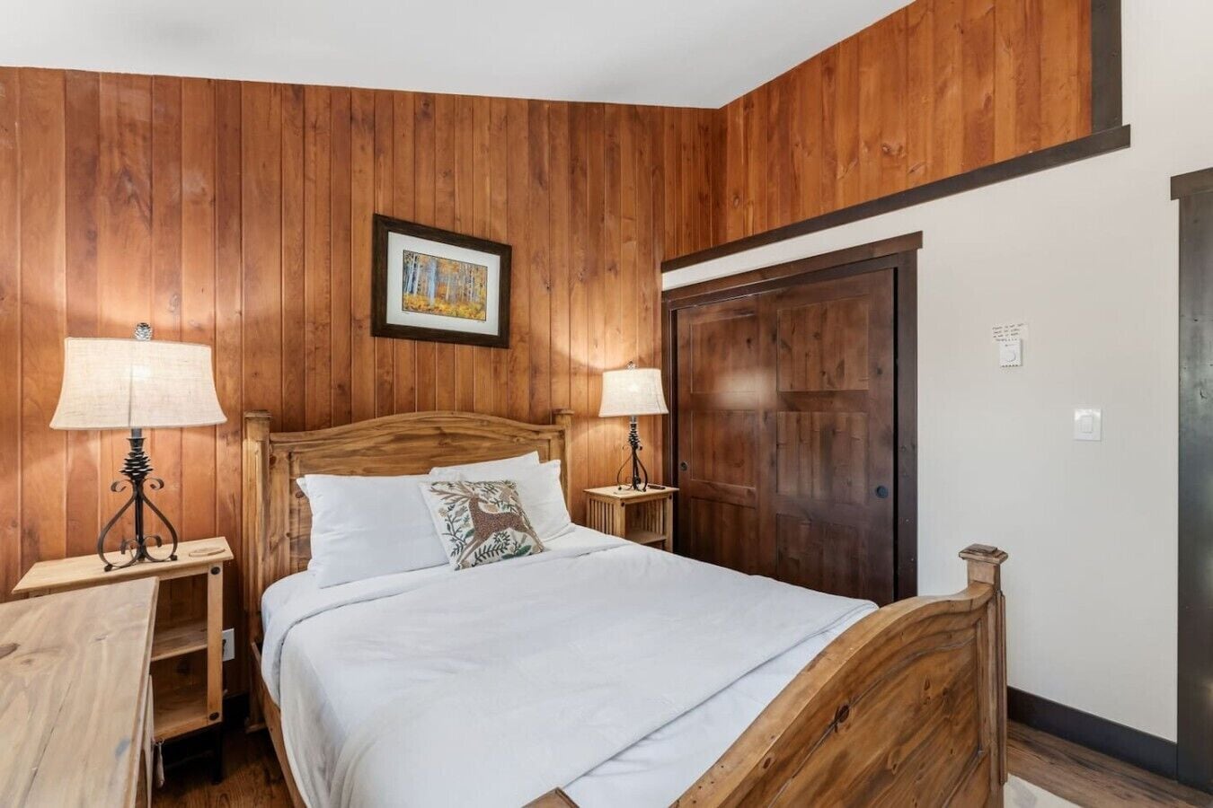 3 bedrooms, desk, WiFi, bed sheets