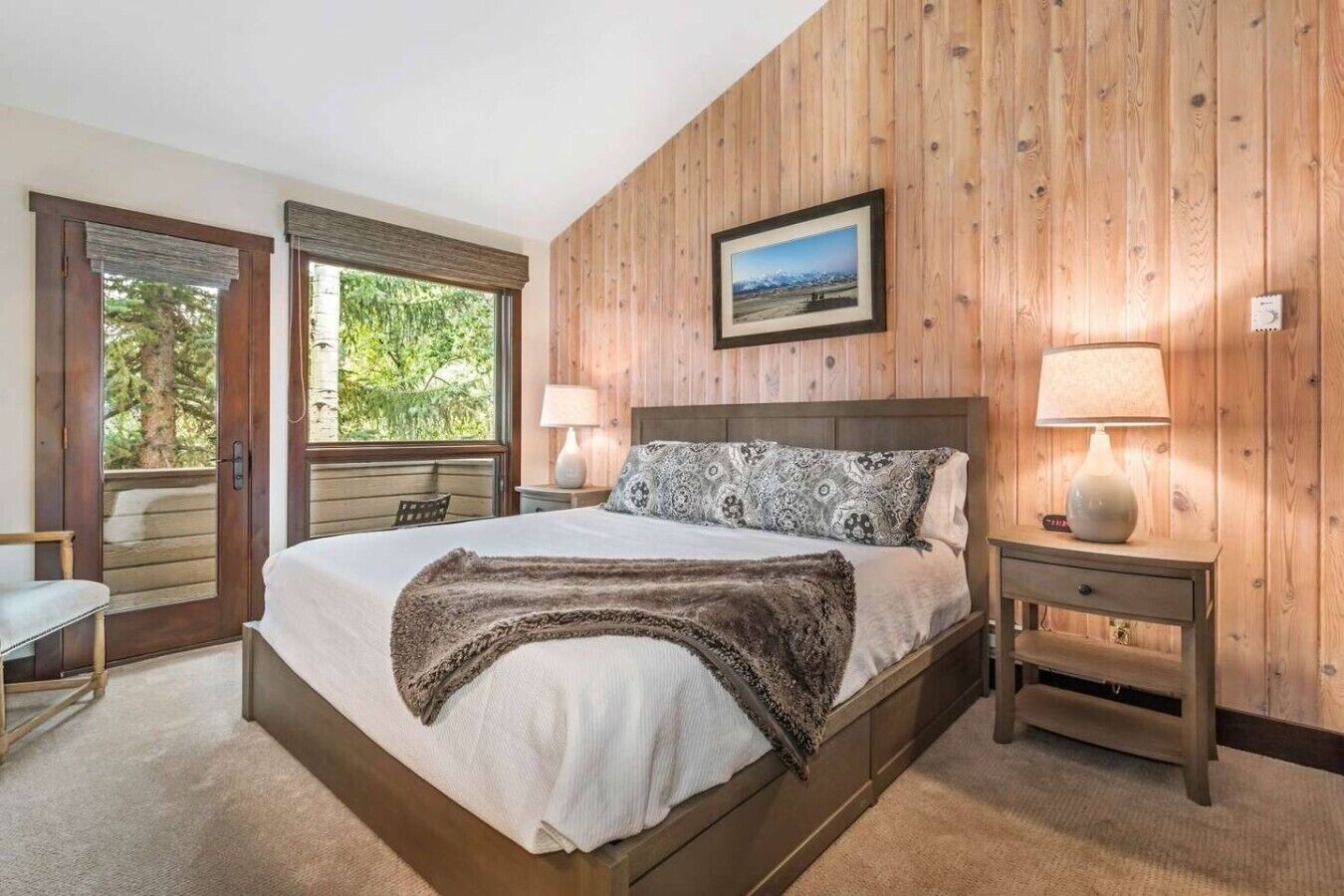 Desk, WiFi, bed sheets
