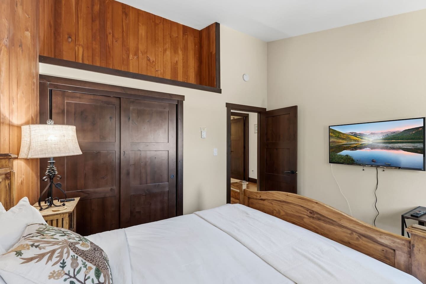 Escritorio, wifi y ropa de cama 