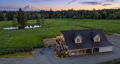20-Acre Farmhouse Escape | Mount View, Pond &Grill