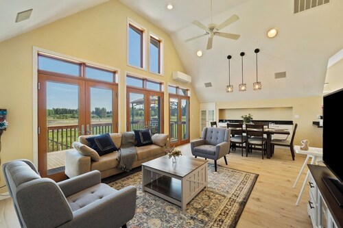 20-Acre Farmhouse Escape | Mount View, Pond &Grill