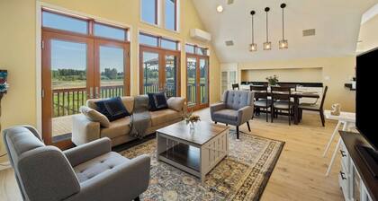 20-Acre Farmhouse Escape | Mount View, Pond &Grill