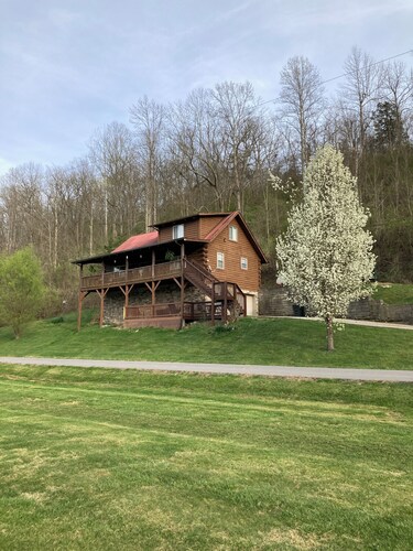 Secluded 3-bedroom cabin perfect for relaxing getaway along Kentucky River 