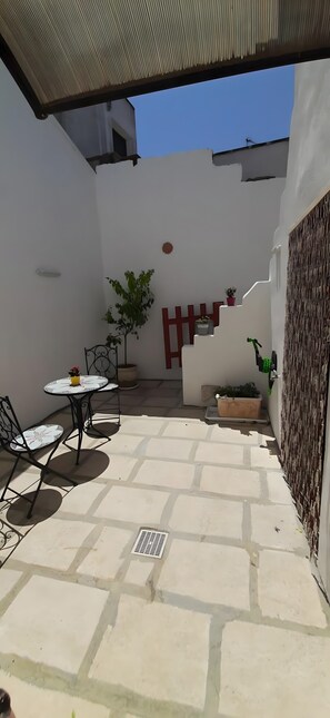 Outdoor dining - Apartment 'Casa Nadia B7' with Private Terrace, Wi-Fi and Air Conditioning (Botrugno)