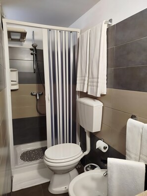 Shower, hair dryer, towels - Apartment 'Casa Nadia B7' with Private Terrace, Wi-Fi and Air Conditioning (Botrugno)