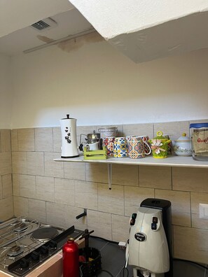 Fridge, microwave, stovetop, coffee/tea maker - Apartment 'Casa Nadia B7' with Private Terrace, Wi-Fi and Air Conditioning (Botrugno)