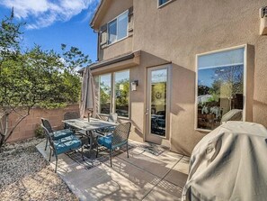 Outdoor dining - Modern Townhome | Pool, Hot Tub, Golf Nearby (Washington)