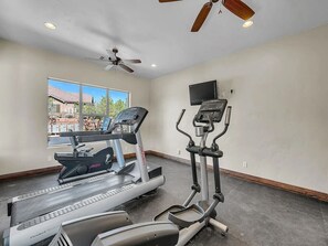 Fitness facility - Modern Townhome | Pool, Hot Tub, Golf Nearby (Washington)