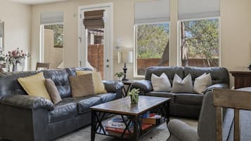 Televisión, chimenea, futbolito y tenis de mesa