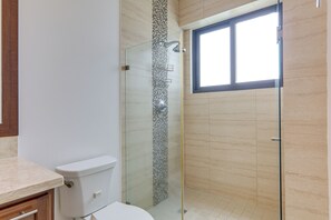 Shower, towels, soap, toilet paper - Beaches Penthouse w/Private Rooftop + Resort Pools (San Carlos)