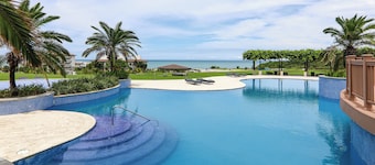 Casamar Penthouse • Calm & Spacious Retreat • Pools + Beach Cabanas