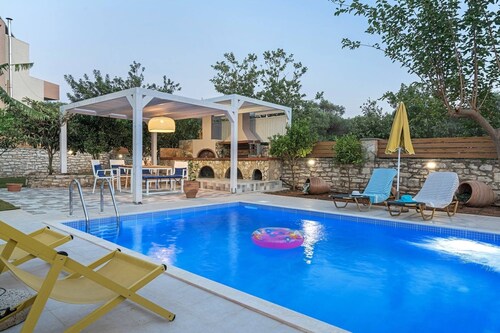 Beautiful 4-bedroom resort with private swimming pool in charming Réthymno Crete