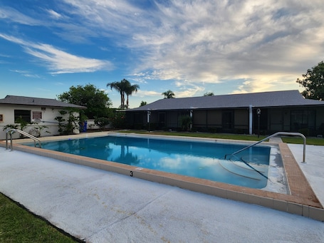 Pool. Charming Poolside Villa in Sun n' Lakes Sebring
