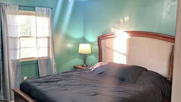 4 bedrooms, iron/ironing board, WiFi, bed sheets