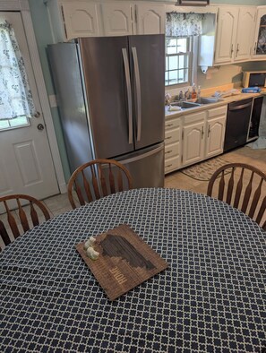 Private kitchen - Spacious 4-bedroom house in serene Lake Cumberland close to Marina (Russell Springs)