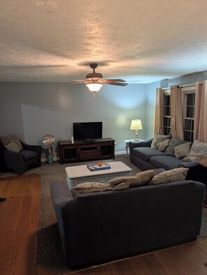 Smart TV - Spacious 4-bedroom house in serene Lake Cumberland close to Marina (Russell Springs)