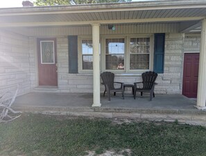 Terrace/patio - Spacious 4-bedroom house in serene Lake Cumberland close to Marina (Russell Springs)