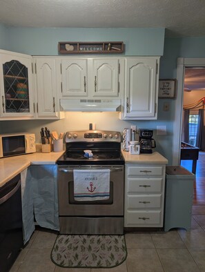 Private kitchen - Spacious 4-bedroom house in serene Lake Cumberland close to Marina (Russell Springs)
